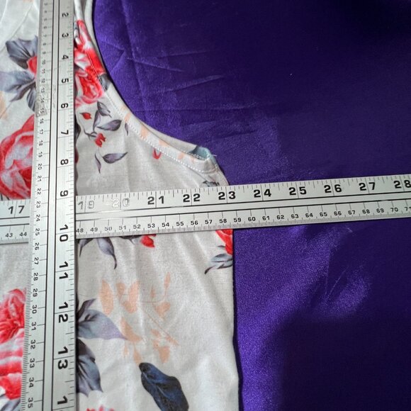 ๐Beautiful Floral Red Roses Long Sleeveless V- Neckline Plus Size Top - Picture 9 of 14